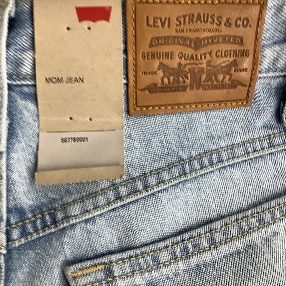 Levi’s Mom Jean Size 24 with distressed rip on one knee New With Tags - Picture 4 of 6